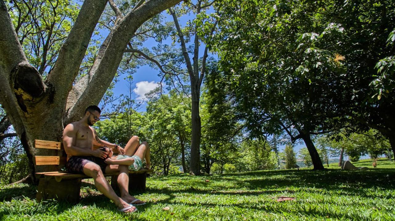 Hotel Boutique Frangipani Brotas Dış mekan fotoğraf A couple sitting on a bench in the park