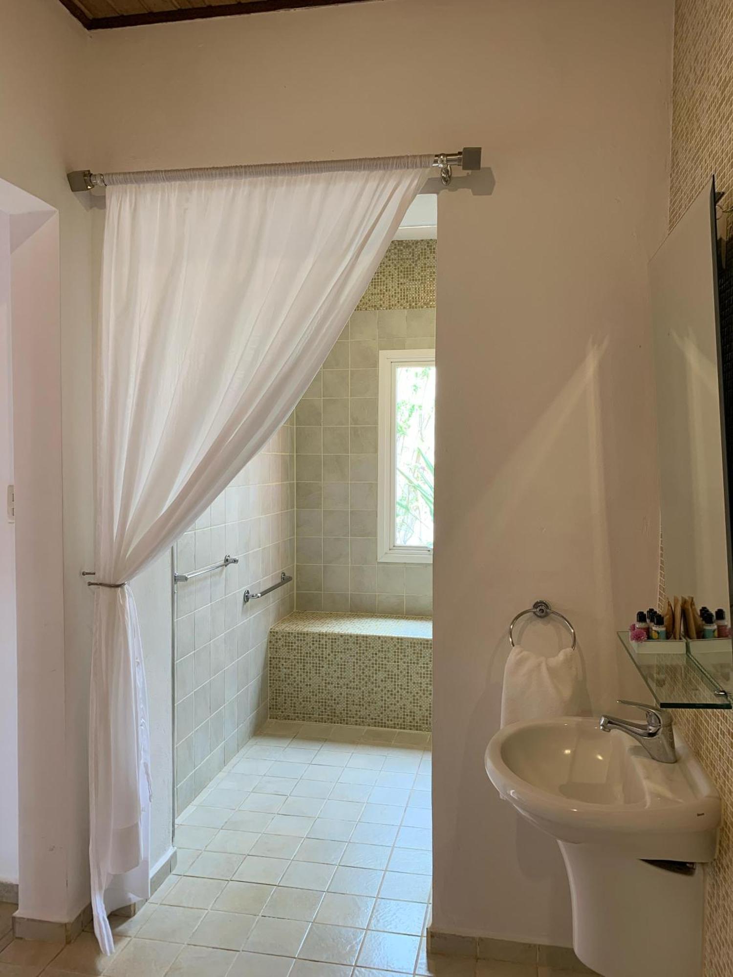 Hotel Boutique Frangipani Brotas Dış mekan fotoğraf A shower curtain