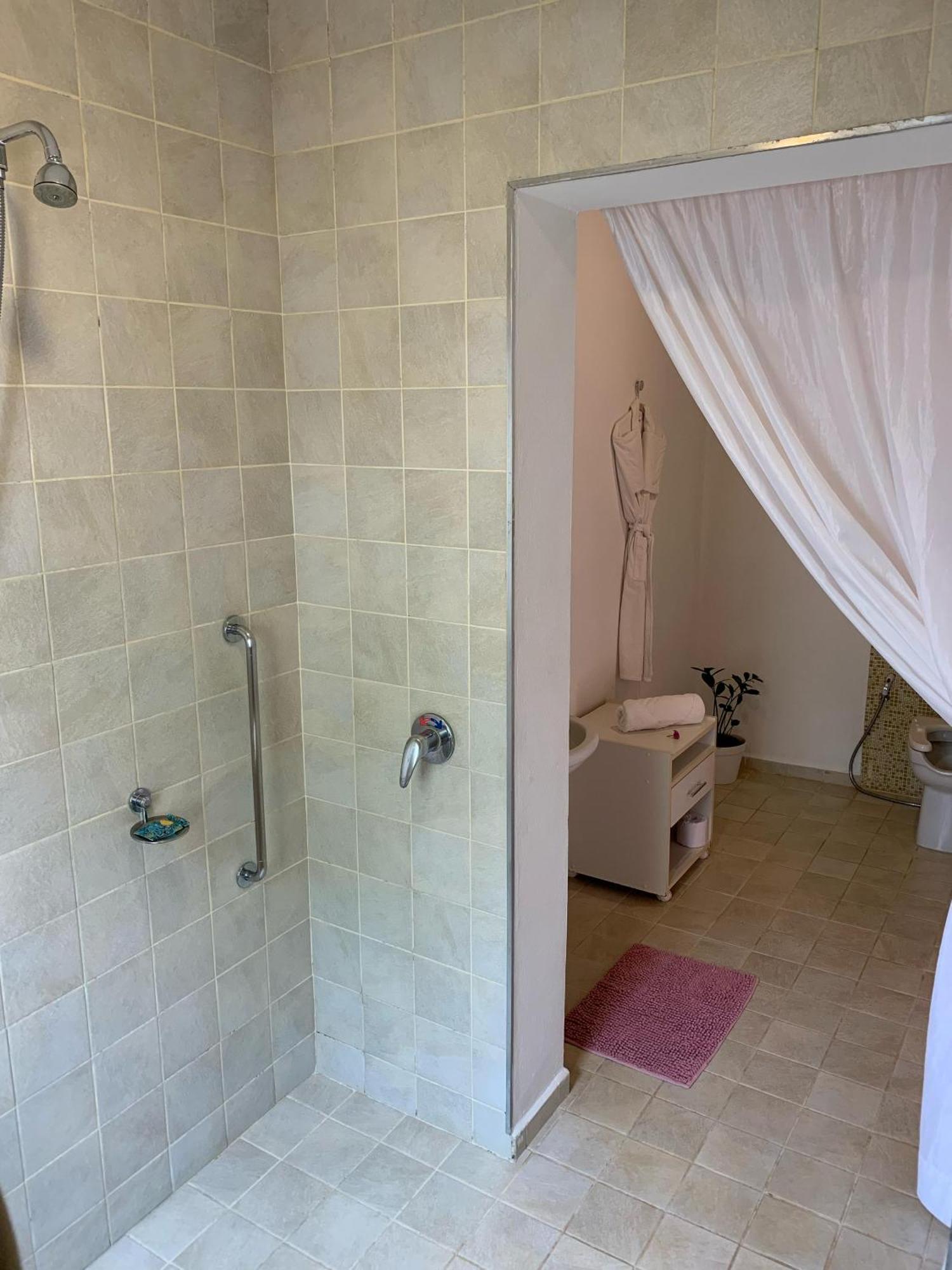 Hotel Boutique Frangipani Brotas Dış mekan fotoğraf A shower cubicle